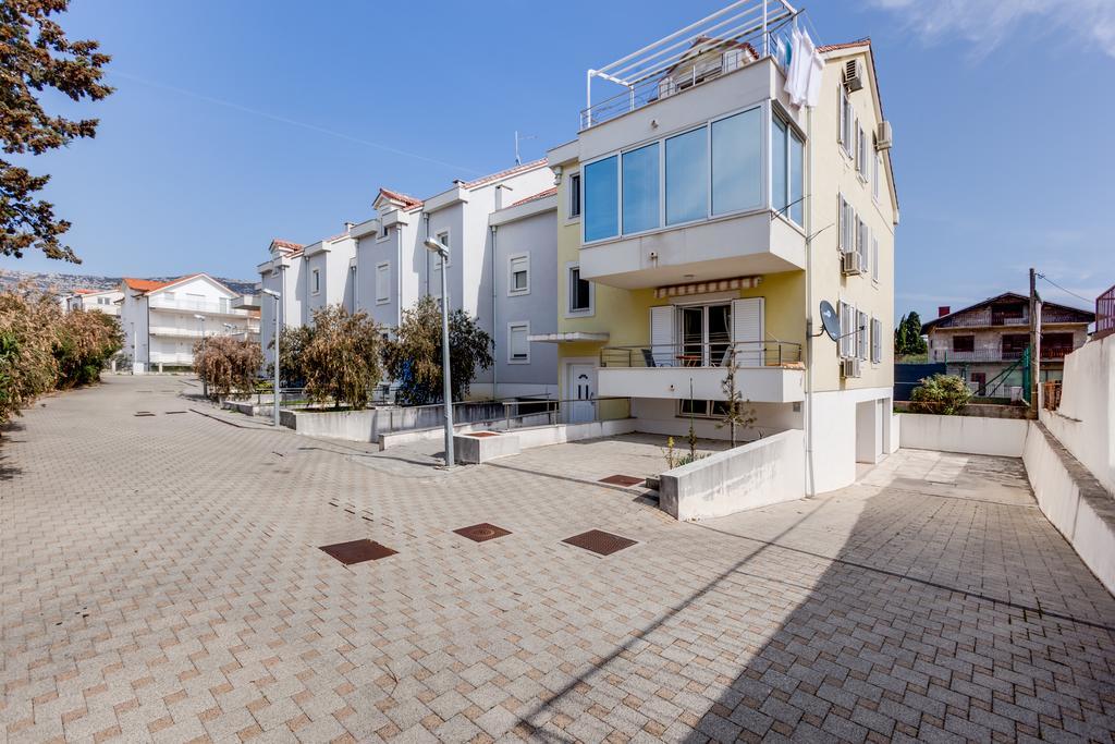 Sunny Apartment By The Beach Kastel Stafilic Exterior photo